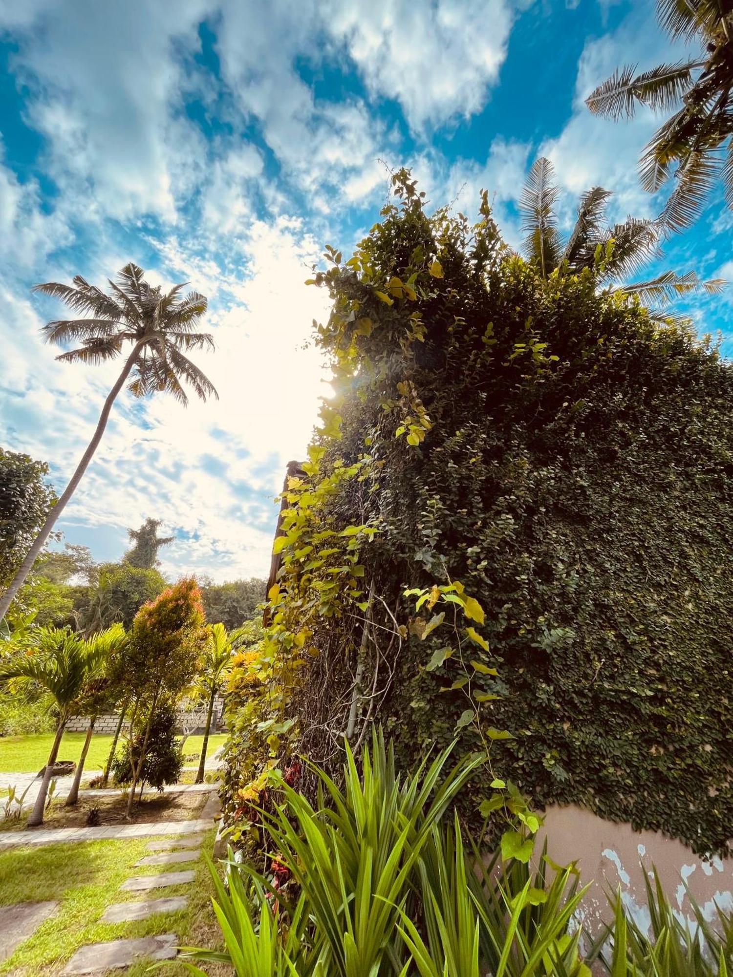 Apit Lawang Villas & Resto Batununggul Eksteriør bilde